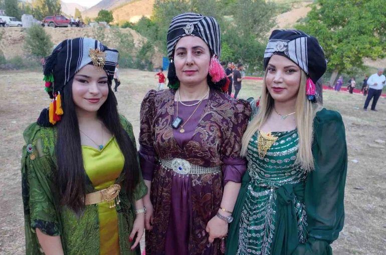 Şırnak’ta yüz yıllardır süren gelenek: Başlara takılan puşiler, düğünlere renk katıyor 