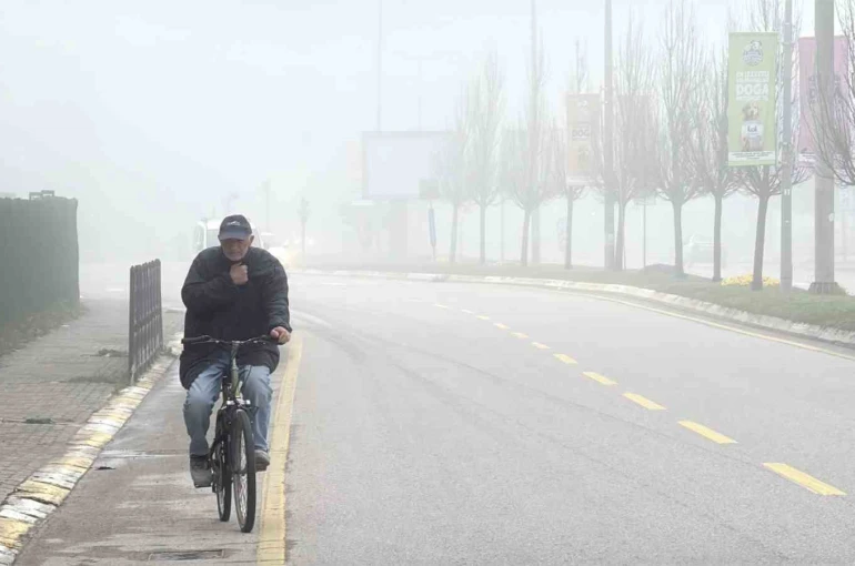 Sis şehri etkisi altına aldı, görüş mesafesi 10 metreye kadar düştü