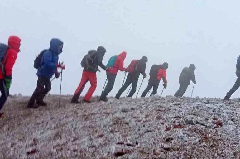 Sis ve fırtınaya rağmen Ağrı Dağı’nda zirveye ulaştılar 