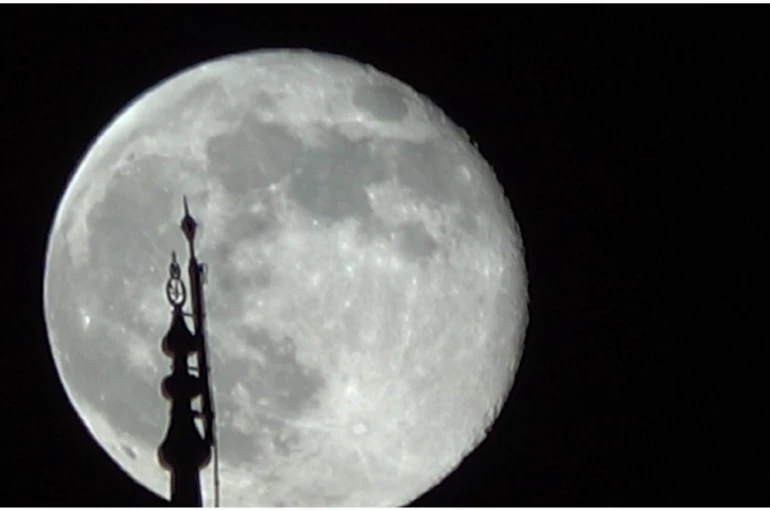 Şişkin ay görsel şölen sundu