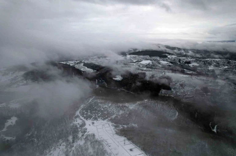 Sislerin ardında kalan kar manzarası kenedine hayran bıraktı