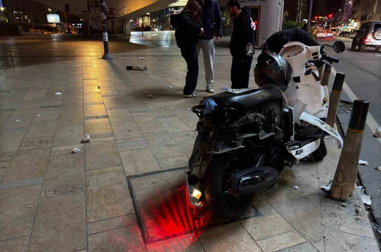 Şişli’de bir sürücü genç kıza çarpmamak için bariyerlere girdi 