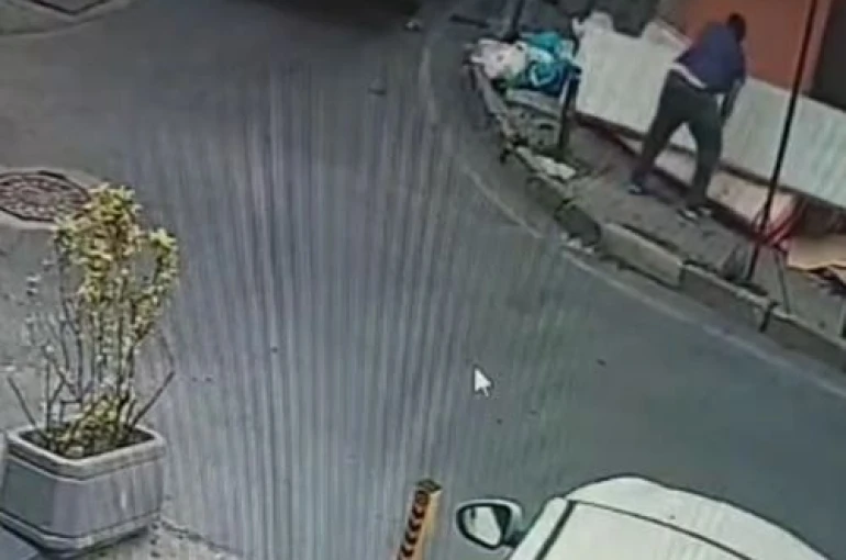 Şişli’de kamyonetten indirdiği atık eşyaları sokağa böyle bıraktılar 