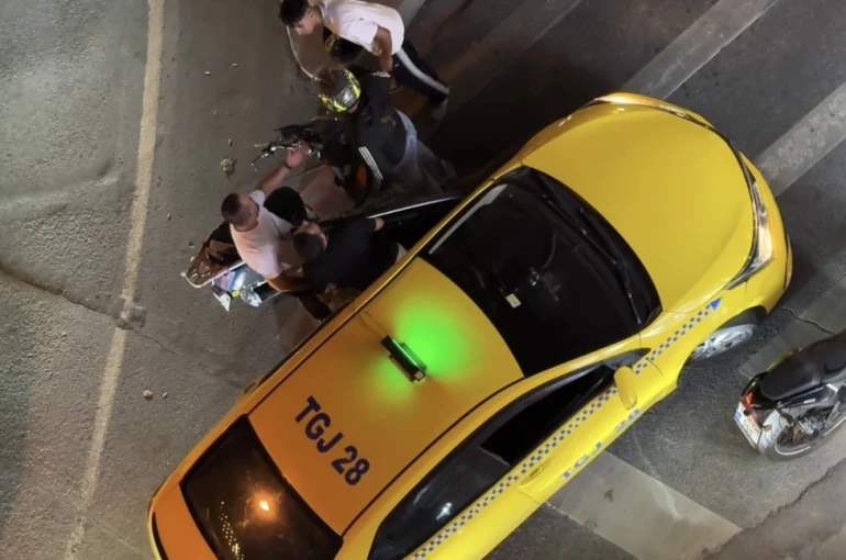 Şişli’de taksi şoförüyle motosikletli arasındaki yol verme tartışması kameraya yansıdı
