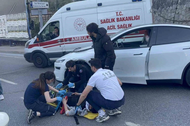Şişli’de Tesla marka otomobil ile motosiklet çarpıştı: 1 yaralı 