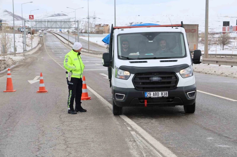 Sivas-Kayseri kara yolu araç ulaşımına kapatıldı 
