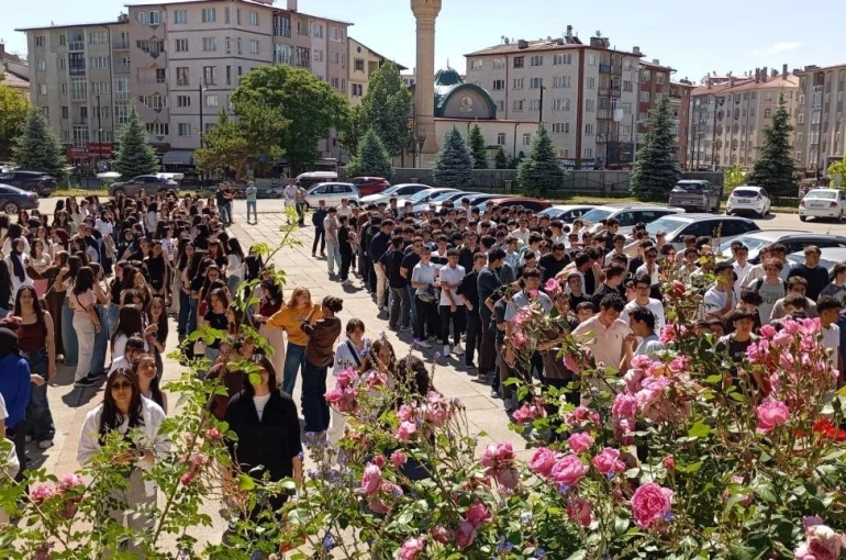 Sivas lisesinin yarım asırlık mezunları yeni mezunlarla kaynaştı 