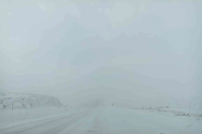 Sivas-Malatya kara yolu trafiğe kapatıldı, uzun araç kuyruğu oluştu 