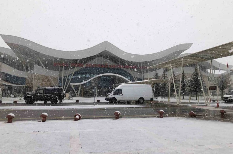Sivas özüne döndü, kent merkezinde kar yağışı başladı 