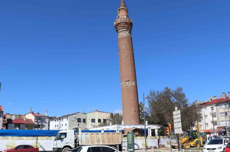 Sivas’ın 8 asırlık eğri minaresi restorasyona alındı 
