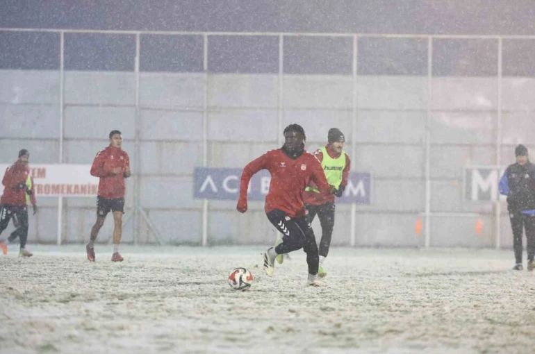 Sivasspor kar altında çalıştı 