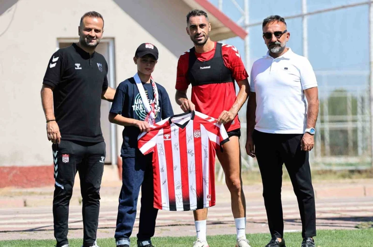 Sivasspor’dan minik taraftara jest