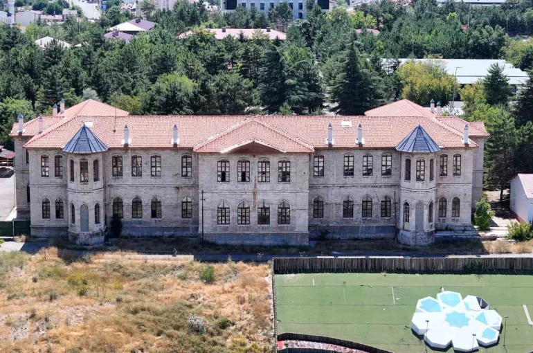 Sivas’ta 1 buçuk asırdır kesintisiz eğitim veren mektep günümüzde de eğitime ışık tutuyor