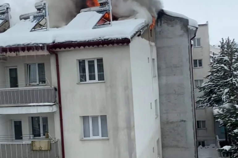 Sivas’ta çatıda çıkan yangın paniğe neden oldu