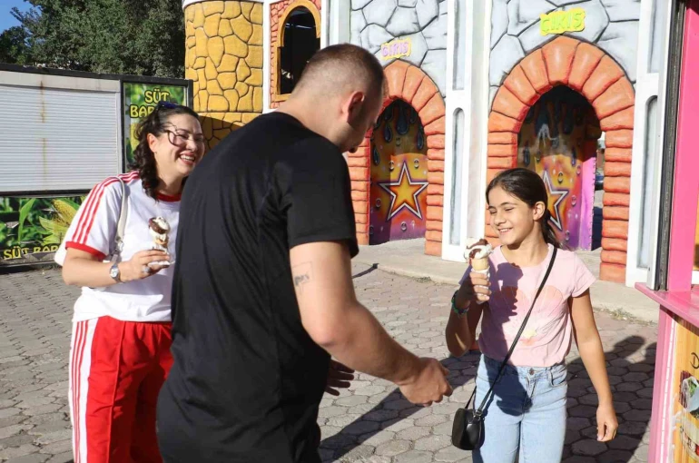 Sivas’ta çocuk sahibi olmayan çift, evlilik yıl dönümlerini lunaparkta onlarca çocuğu eğlendirerek kutladı 