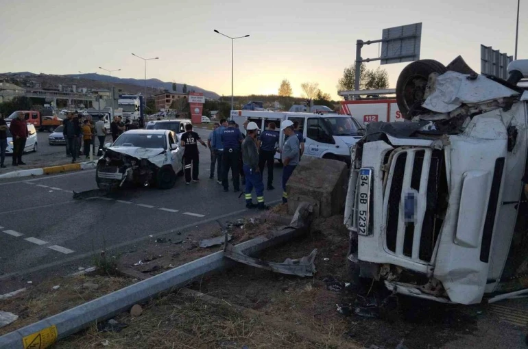 Sivas’ta fındık işçilerini taşıyan minibüs otomobille çarpıştı: 15 yaralı