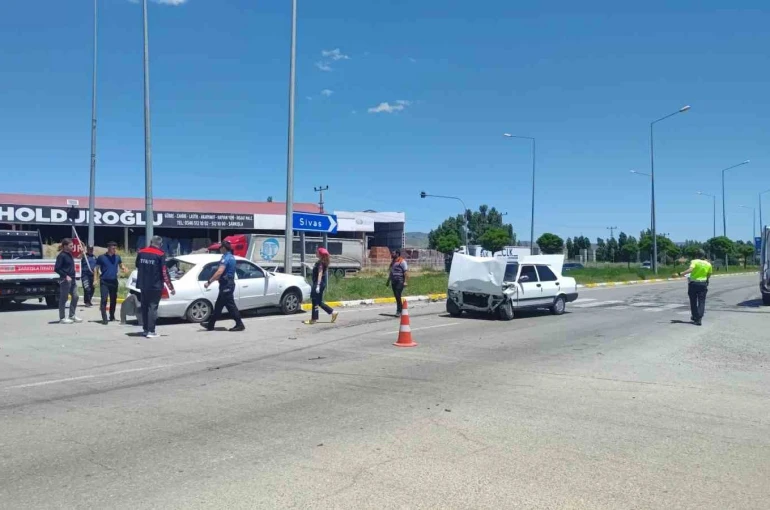 Sivas’ta iki otomobil çarpıştı: 2 yaralı 