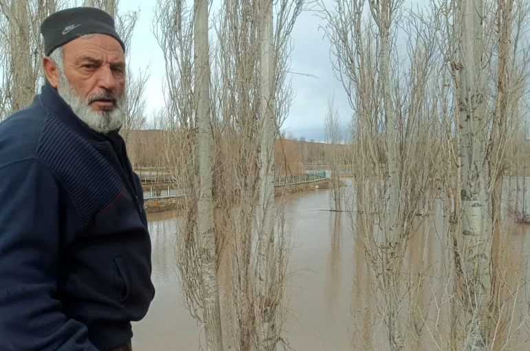 Sivas’ta karların erimesi ile dereler taştı, tarım arazileri göle döndü 