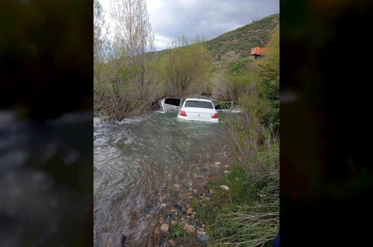 Sivas’ta kontrolden çıkan otomobil dere yatağına düştü: 3 yaralı 