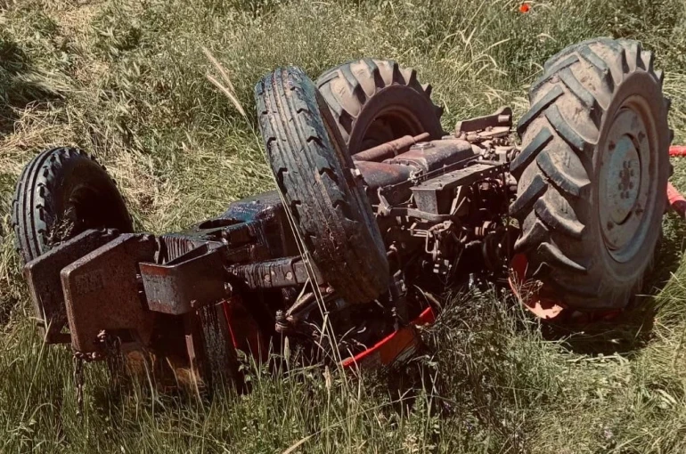 Sivas’ta kontrolden çıkan traktör devrildi: 1 ağır yaralı
