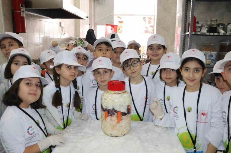 Sivas’ta minikler turşu kurup tarhana paketledi 