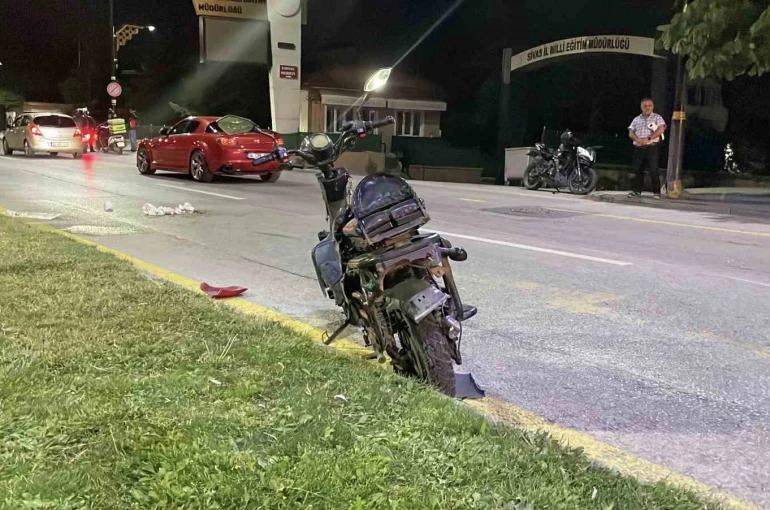 Sivas’ta motosiklet ile elektrikli bisiklet çarpıştı: 2 ağır yaralı