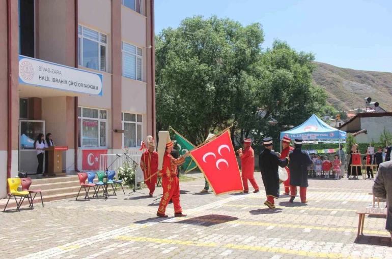 Sivas’ta öğrenciler okula güle oynaya veda etti 