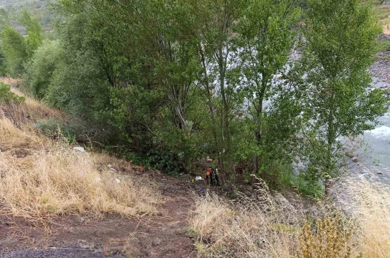 Sivas’ta otomobil dereye uçtu: 1 çocuk hayatını kaybetti, 4 kişi yaralandı 