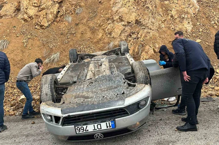 Sivas’ta otomobil takla attı, 3 kişi yaralandı 