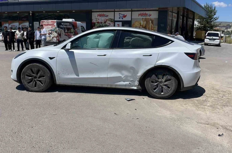 Sivas’ta otomobiller çarpıştı: 3 yaralı 