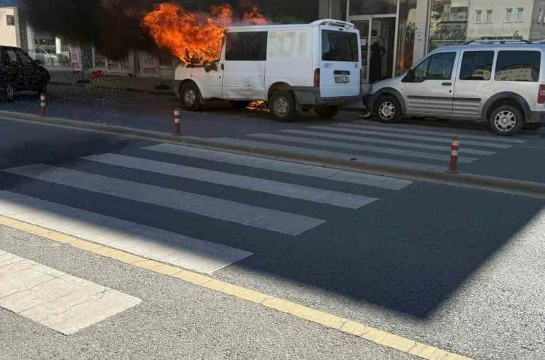 Sivas’ta park halindeki minibüs alev alev yandı 