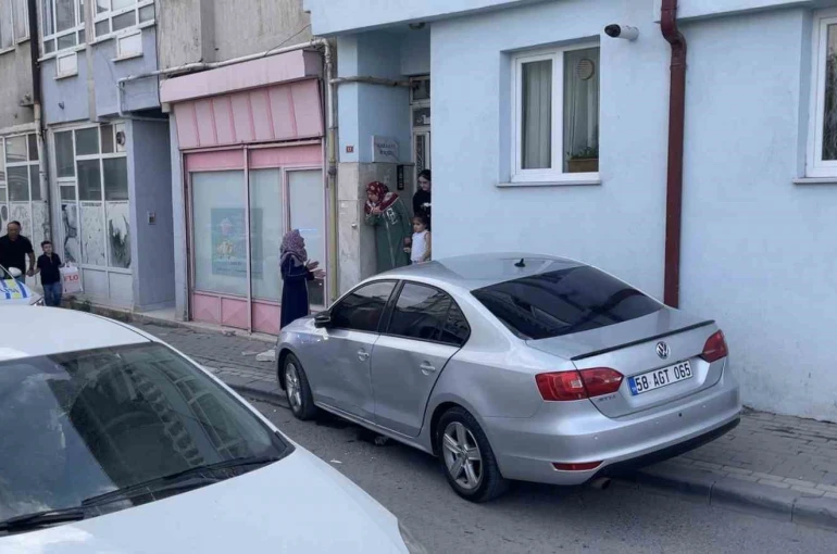 Sivas’ta polisten kaçan otomobil apartmana çarptı, bina sakinleri deprem oluyor zannetti
