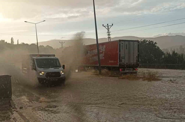 Sivas’ta sağanak yolları göle çevirdi, sürücüler zor anlar yaşadı