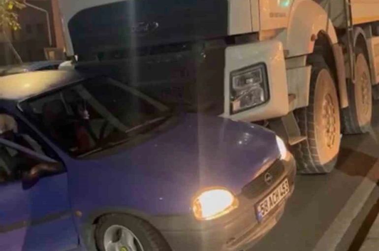 Sivas’ta seyir halindeki kamyon otomobile çarptı 