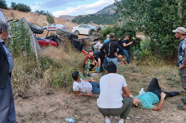 Sivas’ta traktör şarampole devrildi: 4 yaralı