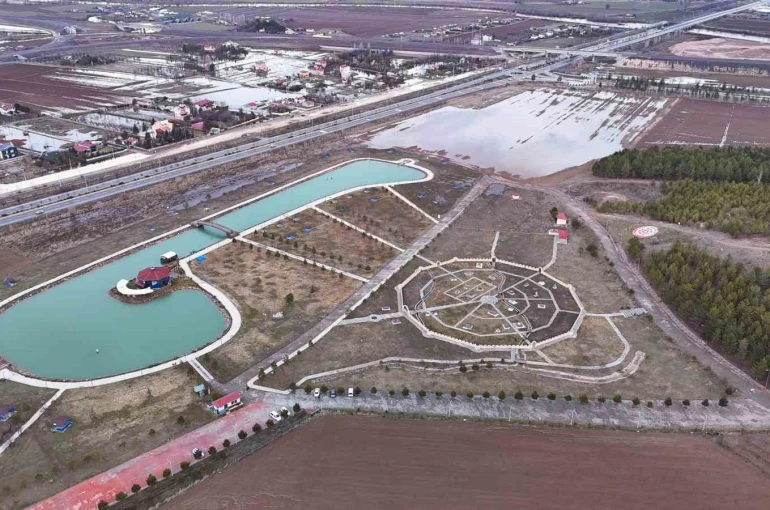 Sivas’ta yağmur suları ikiz gölet oluşturdu