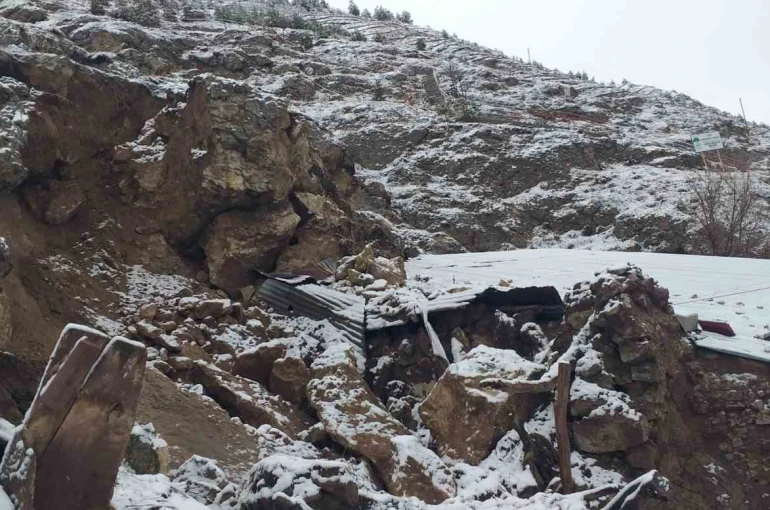Sivas’ta yamaçtan kopan kayalar tehlike saçtı 
