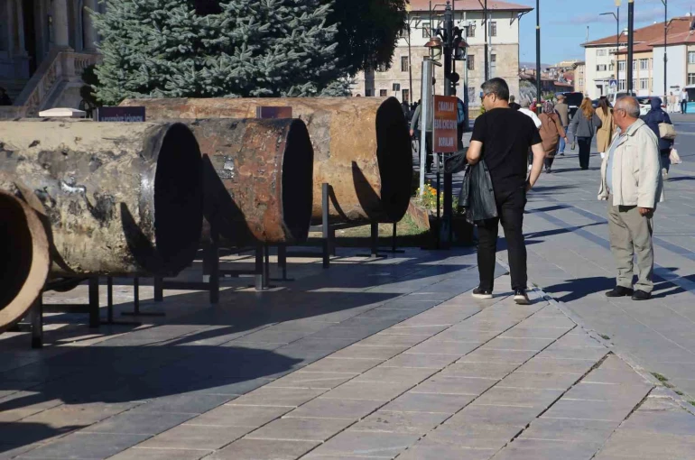 Sivas’ta yer altından çıkarılan borular kent meydanında sergileniyor