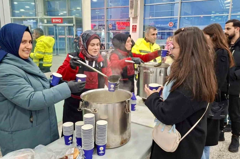 Sivas’ta yoğun kar hayatı felç etti: Yolculara sıcak çorba ikram edildi