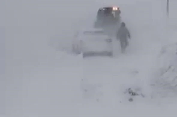 Sivas’ta yoğun kar ve tipi nedeniyle bazı yollar ulaşıma kapatıldı 
