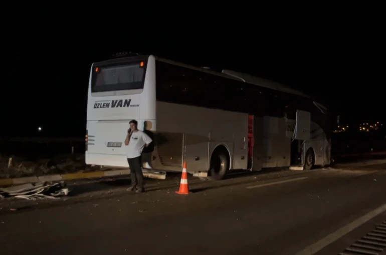 Sivas’ta yolcu otobüsü otomobil ile çarpıştı: 2 yaralı