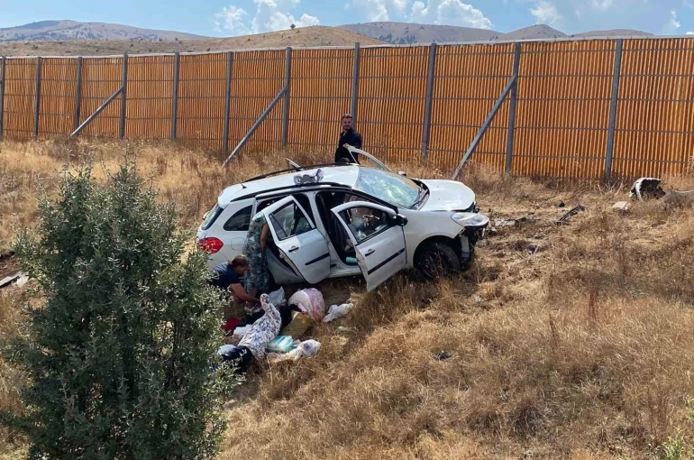 Sivas’ta yoldan çıkan araçtaki 1’i bebek 4 kişi yaralandı 