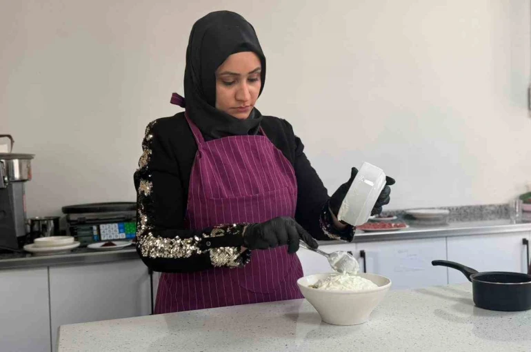 Siverek’te aşçılık kursuna giden kadınlar yöresel yemekler yapıp sofraları süslüyor