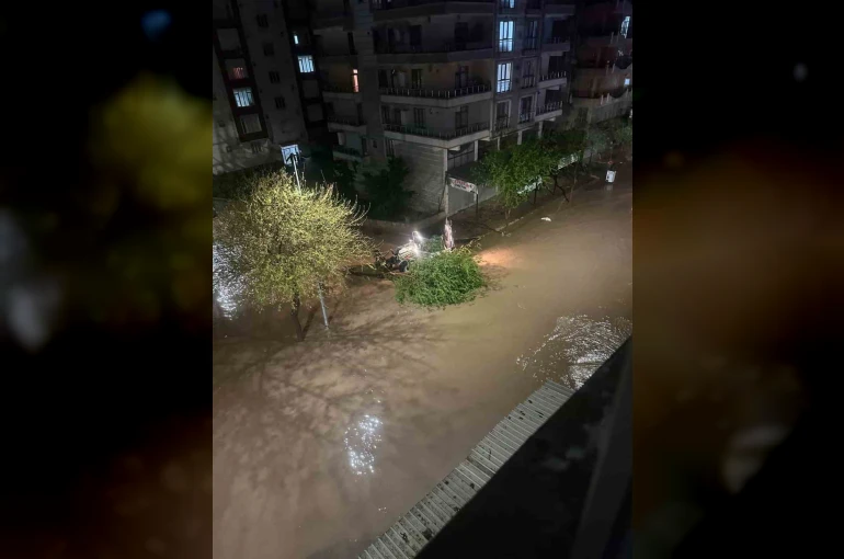 Siverek’te dolu ve sağanak hayatı felç etti 