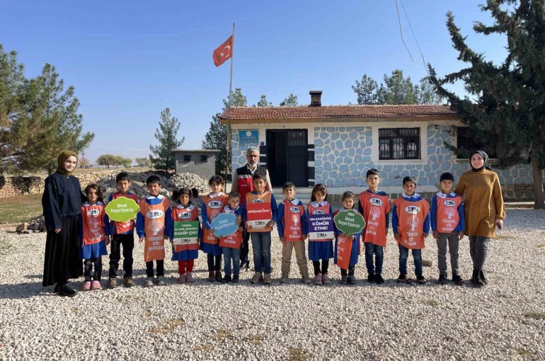 Siverek’te köy okulu öğrencilerine ağaç sevgisi ve çevre bilinci eğitimi