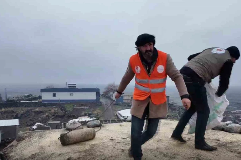 Siverek’te mağdur aileye hayırseverlerden destek 