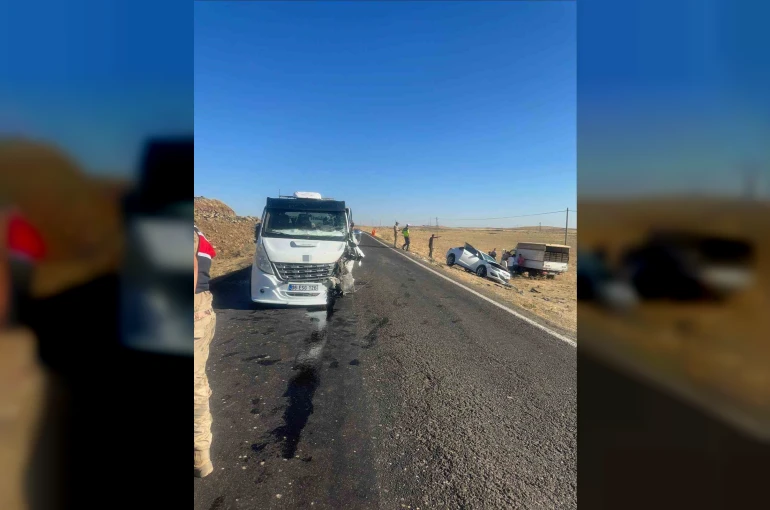 Siverek’te otomobil ile çekici çarpıştı: 3 yaralı 