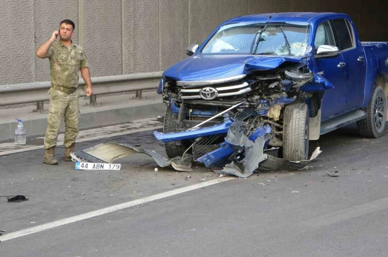 Sivil ekip aracı ile jandarma aracı çarpıştı, trafik kilitlendi
