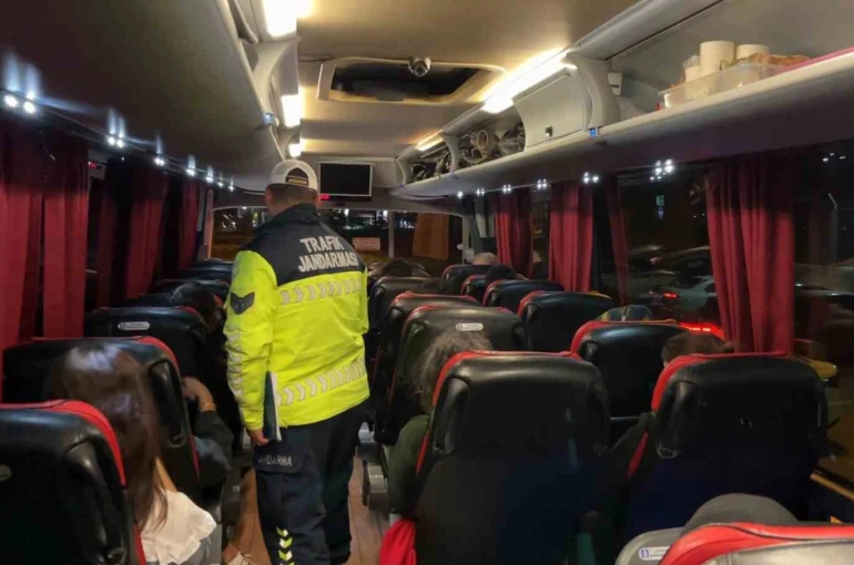 Sivil trafik jandarmaları şehirlerarası otobüslerde