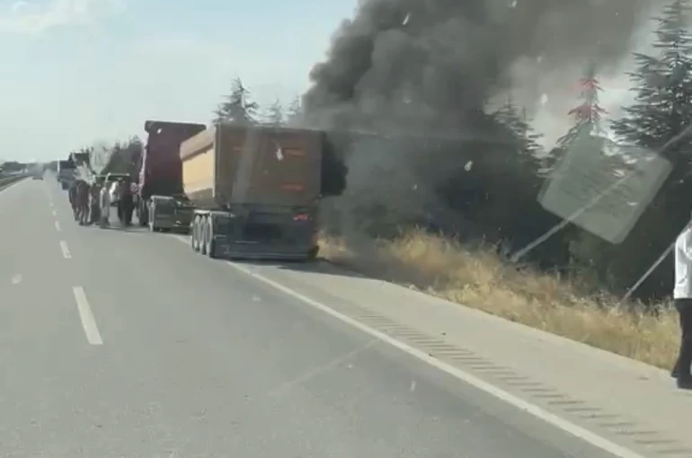 Sivrihisar’da seyir halindeki tırın dorse lastiği tutuştu